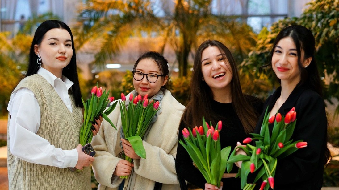 Волонтеры поздравят москвичек с 8 Марта в рамках акции «Вам, любимые»