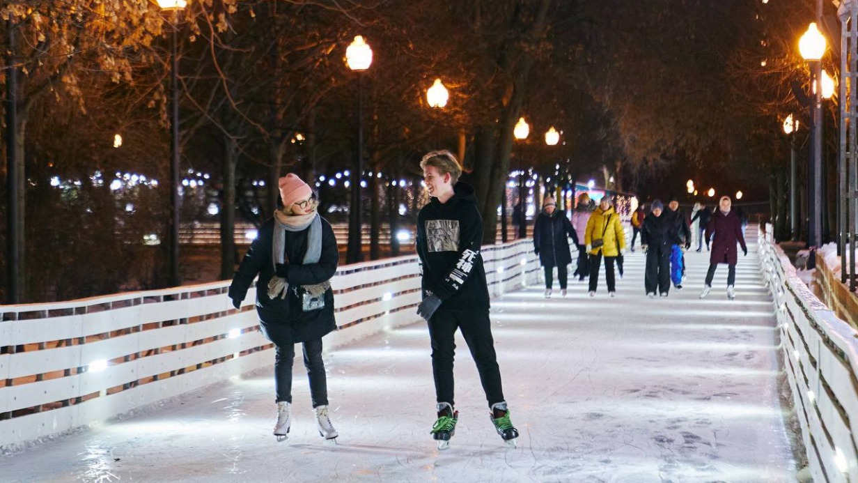 В московских парках открылись катки с натуральным льдом
