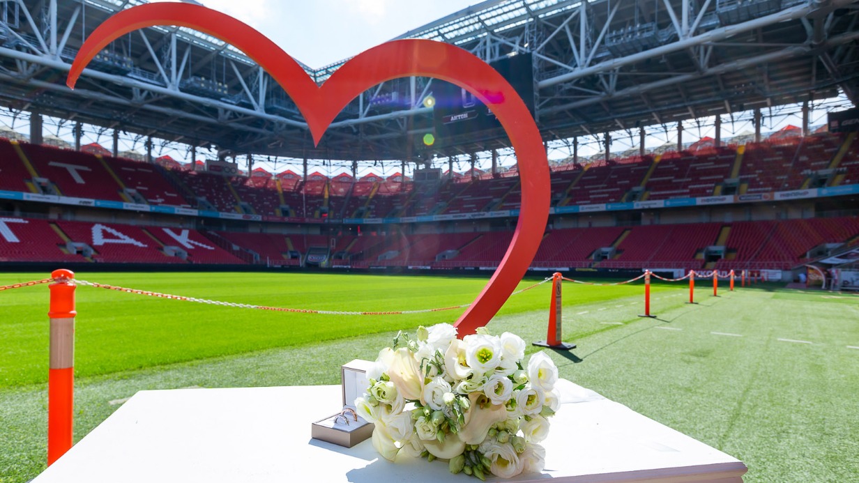 Около 300 дополнительных мест для регистрации брака открыли на стадионе «Спартак» и в особняке в центре Москвы