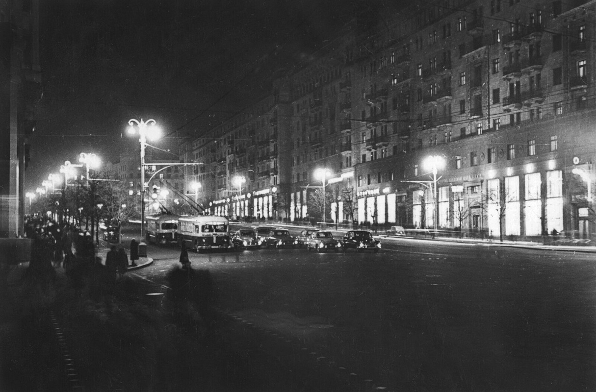 Как в столице в 1950-х годах наладили систему уличного освещения