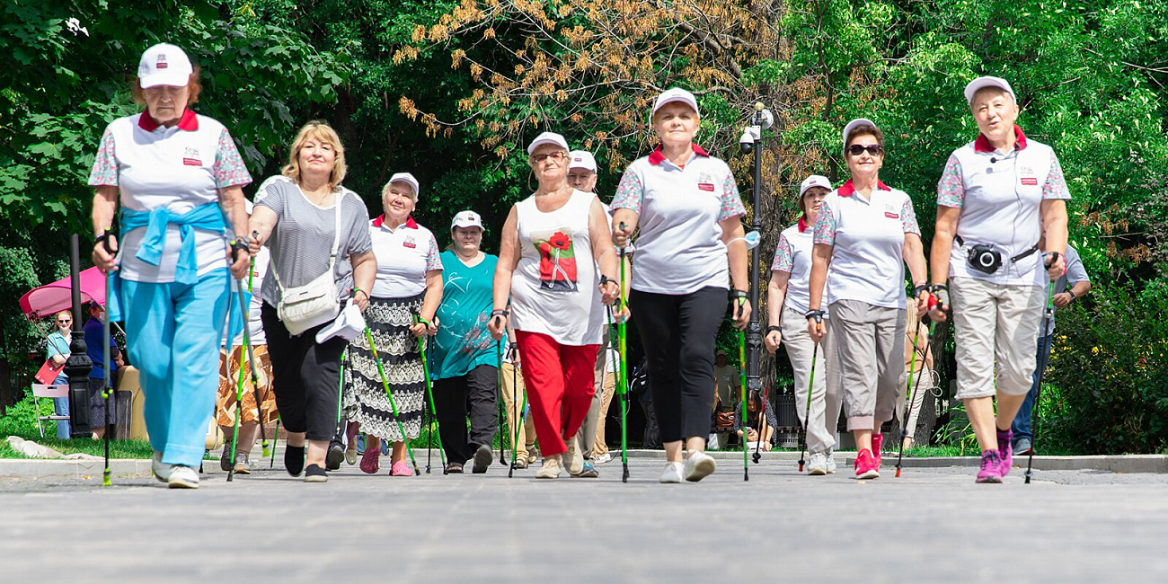 Более трех тысяч участников «Московского долголетия» выйдут на массовый заход по скандинавской ходьбе