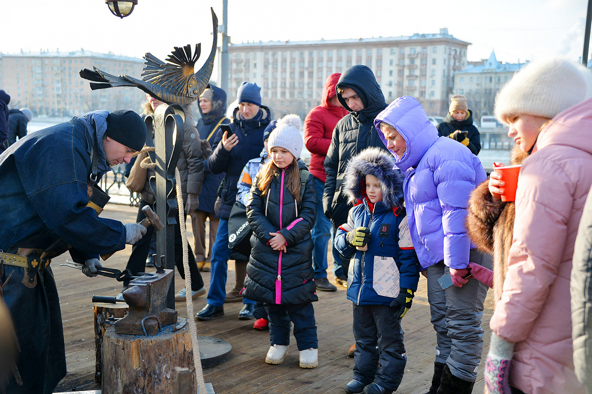 Гостей фестивальных площадок «Московской Масленицы» приглашают на уроки кузнечного мастерства