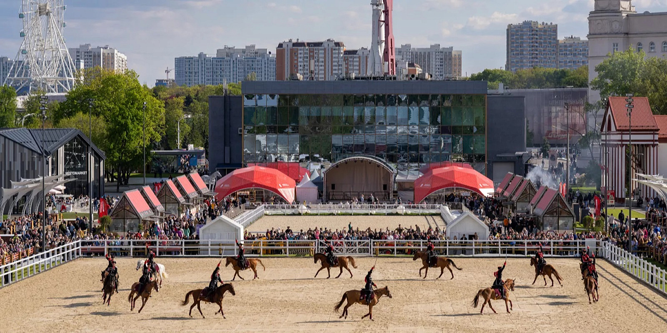Центр национальных конных традиций на ВДНХ проводит сезон грандиозным шоу