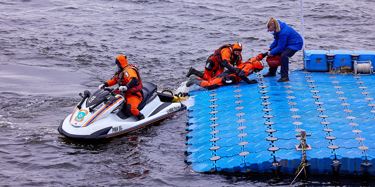 На льду и под водой: спасатели — о работе на водоемах столицы зимой