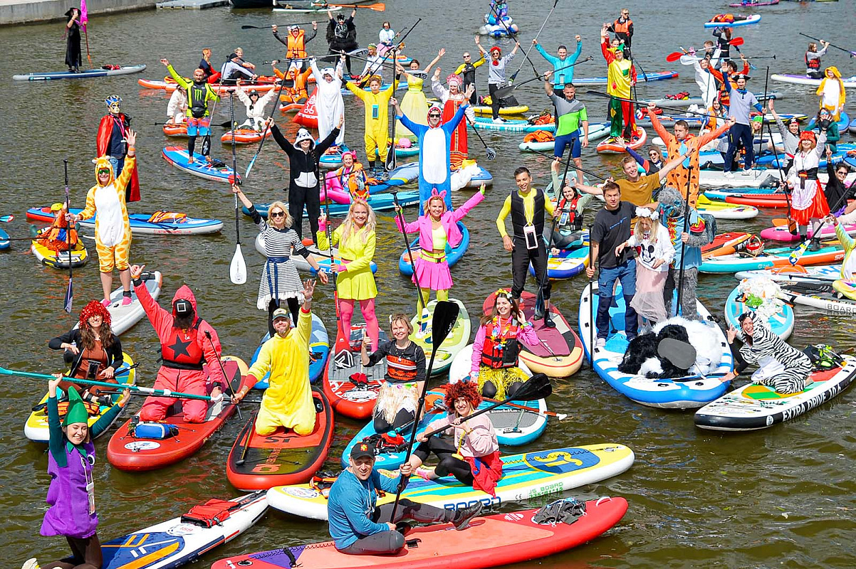Более 600 человек приняли участие в заплыве на сапбордах на фестивале «Рыбная неделя в Москве»