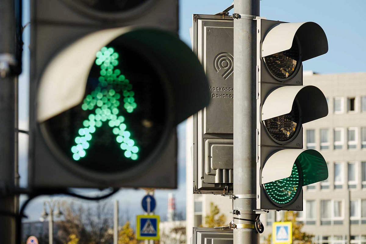 На страже безопасности: на каких улицах Москвы обновляют светофоры
