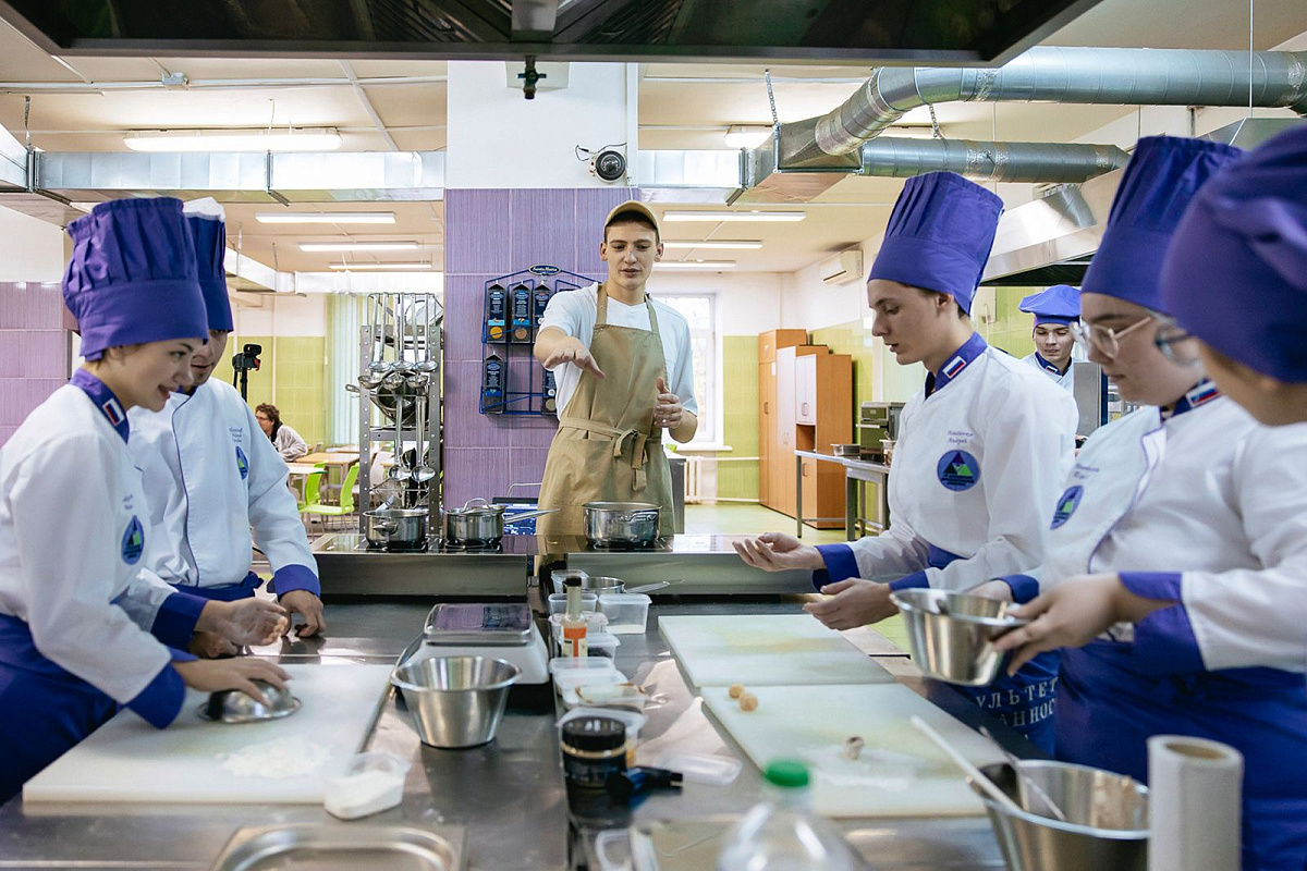 Повара известных ресторанов провели кулинарные мастер-классы для студентов 