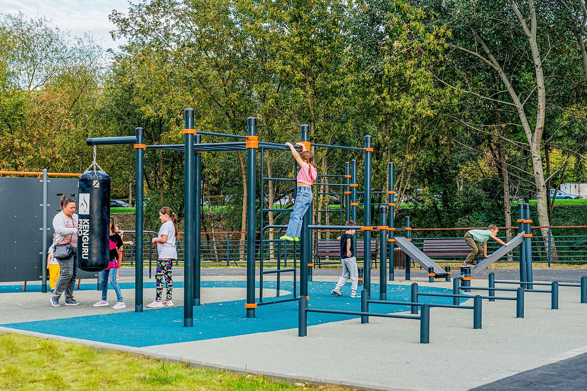 Тематическая детская площадка «Логово разбойника» появилась в парке в пойме Жужи