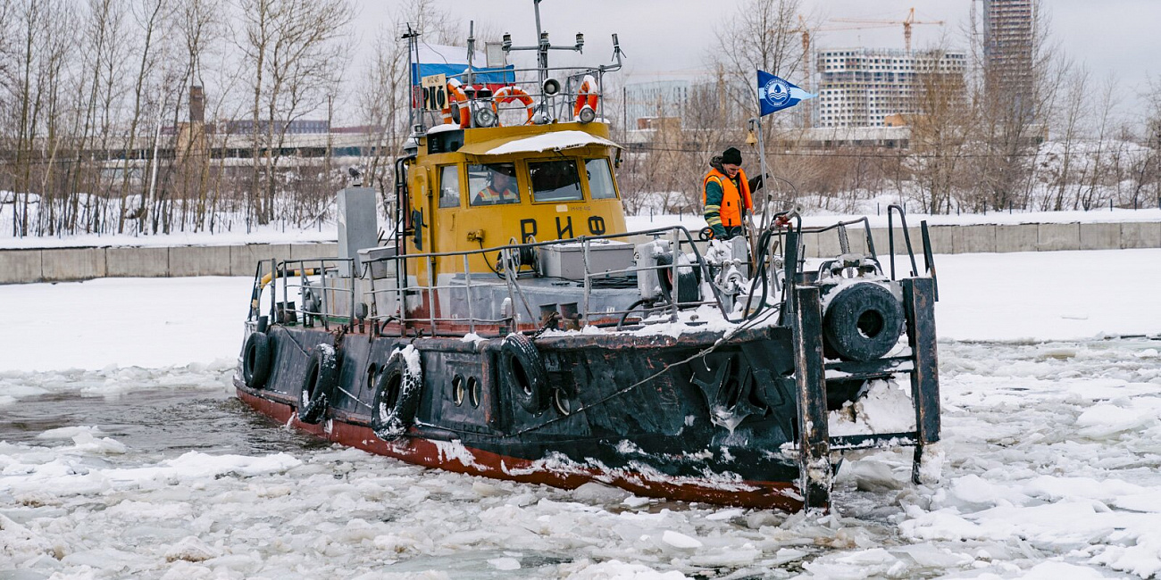 Шуга, караван и сорбент: как проходит зимнее дежурство московских ледоколов