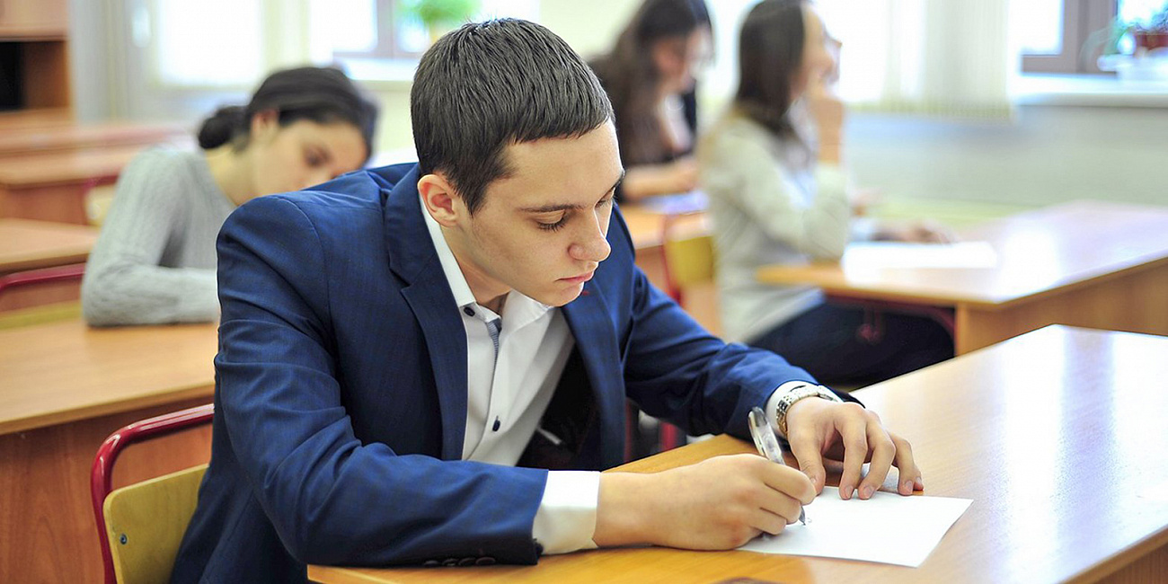 Более 67 тысяч учеников написали итоговое сочинение в Москве