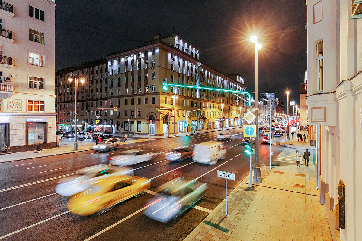 Как в Москве обновляют светофоры для безопасности пешеходов и автомобилистов