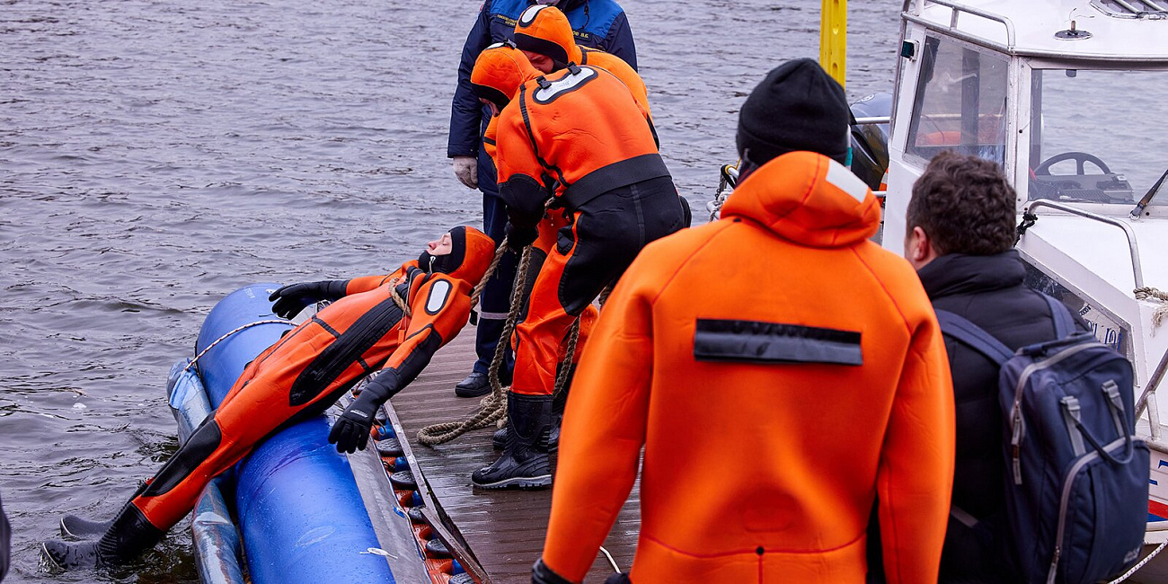 На льду и под водой: спасатели — о работе на водоемах столицы зимой