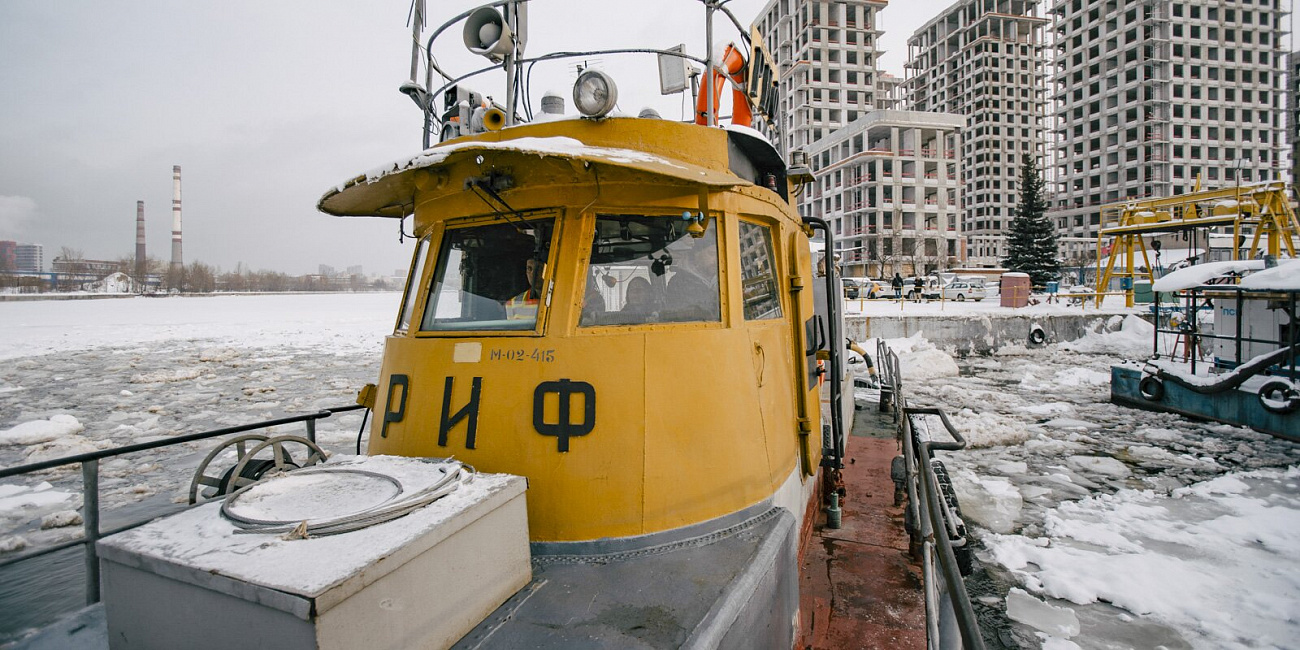 Шуга, караван и сорбент: как проходит зимнее дежурство московских ледоколов