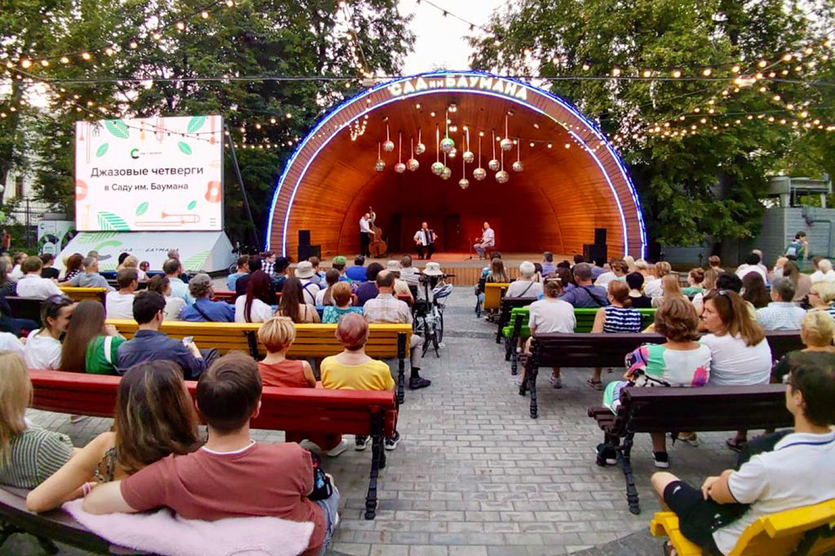 Читальни, уроки танцев и джаз: парки подготовили к лету новую программу