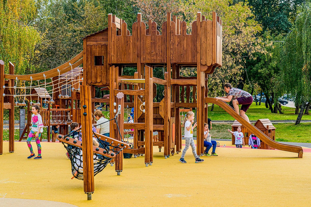 Тематическая детская площадка «Логово разбойника» появилась в парке в пойме Жужи