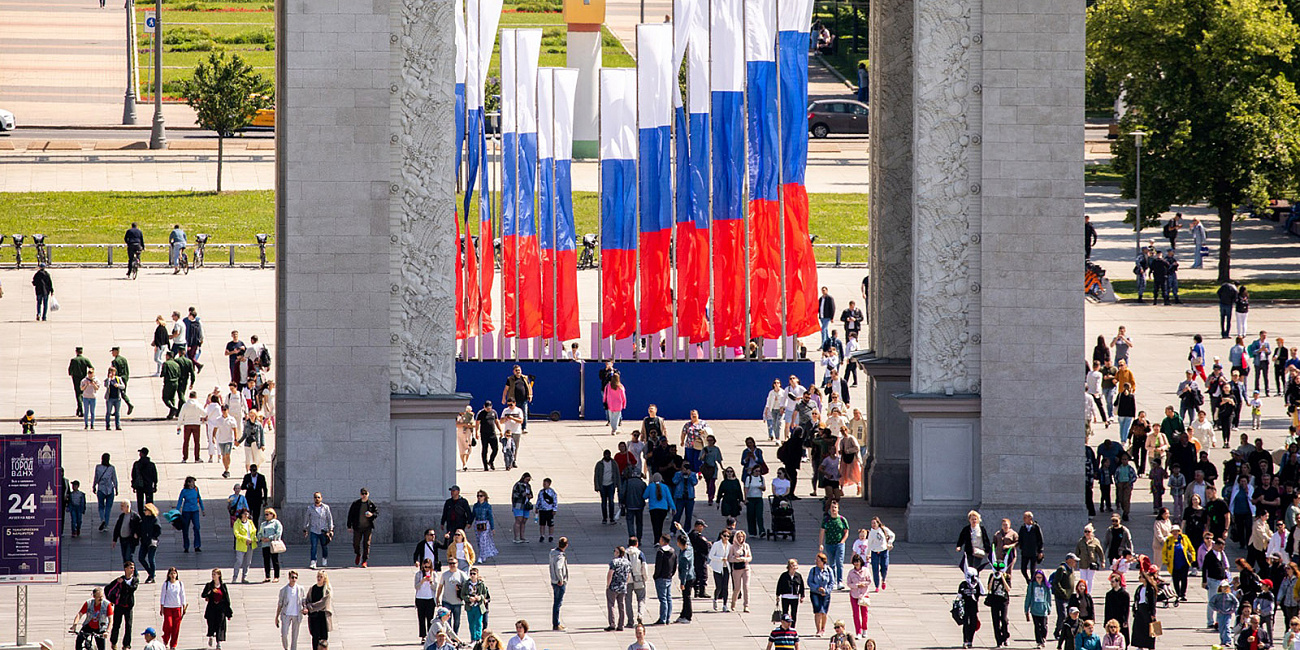 На ВДНХ празднично отметят День Государственного флага России