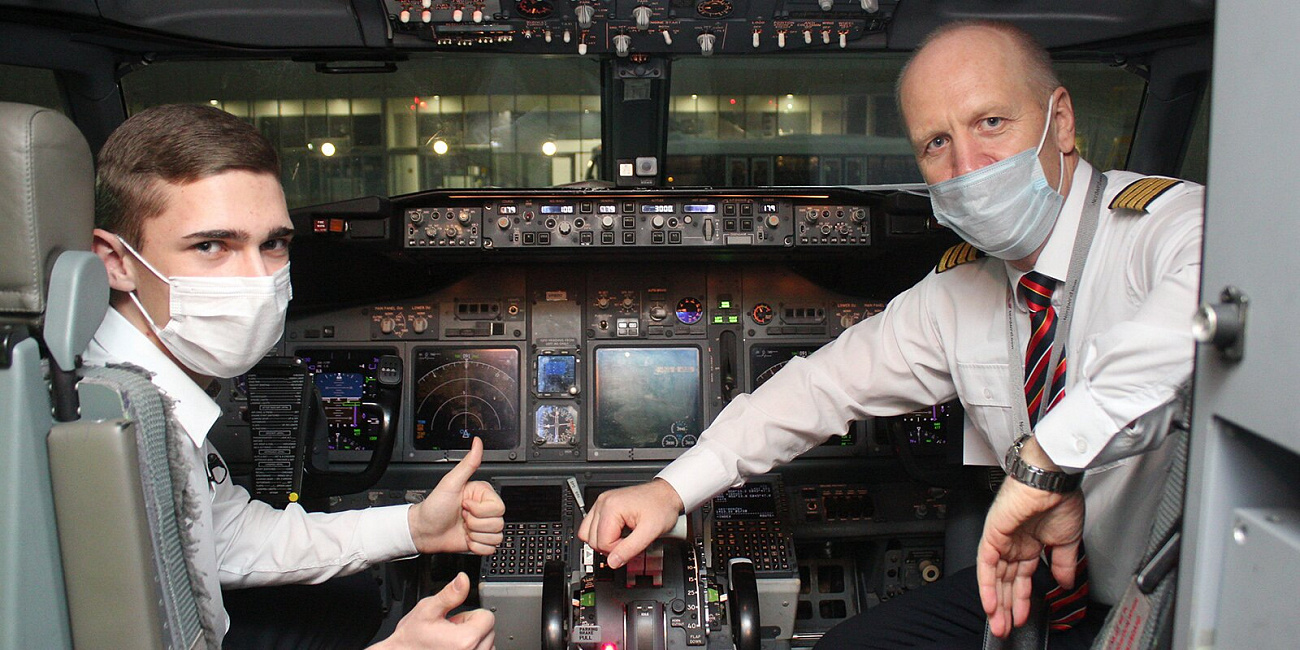 За штурвалом самолета: столичные финансисты совместно с российскими авиапредприятиями исполнили мечты детей